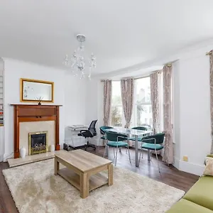 Charming 2 Bedroom Flat In With Free Parking Apartment